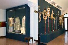 Museo Diocesano d′arte Sacra - ala settentrionale riservata all'argenteria e ai paramenti liturgici