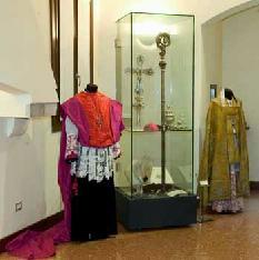 Museo Diocesano d′arte Sacra - ala orientale riservata alla pietà popolare. Teca con oreficerie vescovili